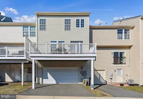 Exterior - 42945 Edgewater St, Chantilly, VA 20152 photo 2 of 8