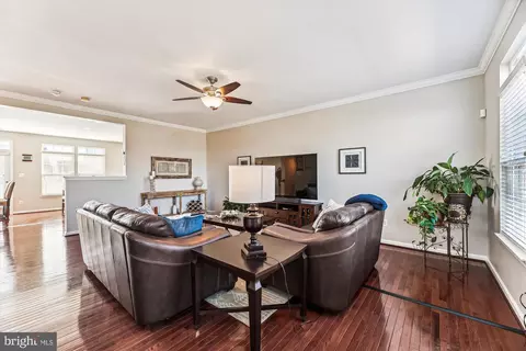 Living - 42945 Edgewater St, Chantilly, VA 20152 photo 3 of 3