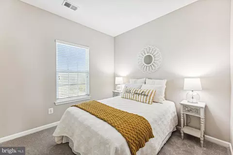 Bedroom - 42945 Edgewater St, Chantilly, VA 20152 photo 7 of 8