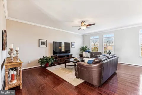 Living - 42945 Edgewater St, Chantilly, VA 20152 photo 1 of 3