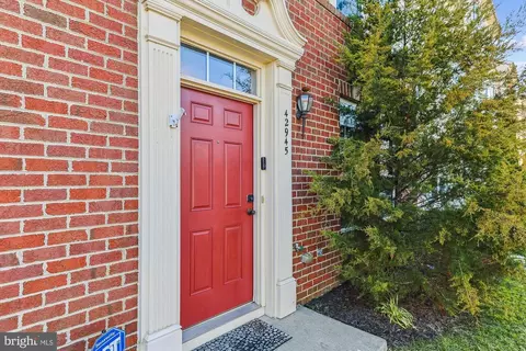 Exterior - 42945 Edgewater St, Chantilly, VA 20152 photo 8 of 8