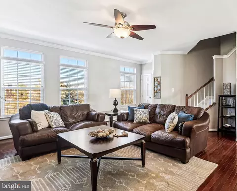 Living - 42945 Edgewater St, Chantilly, VA 20152 photo 2 of 3
