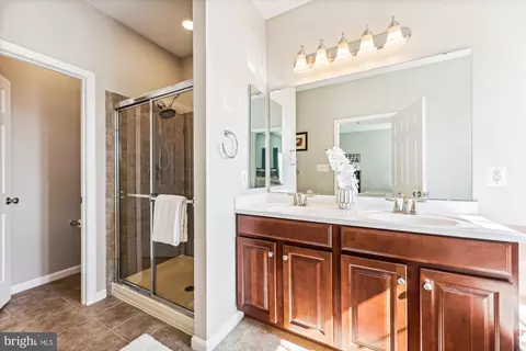 Bath - 42945 Edgewater St, Chantilly, VA 20152 photo 1 of 3