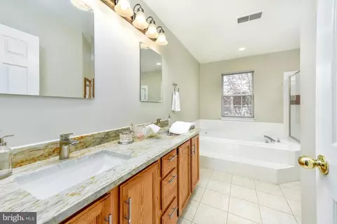 Bath - 46494 Cedarhurst Dr, Sterling, VA 20165 photo 2 of 5
