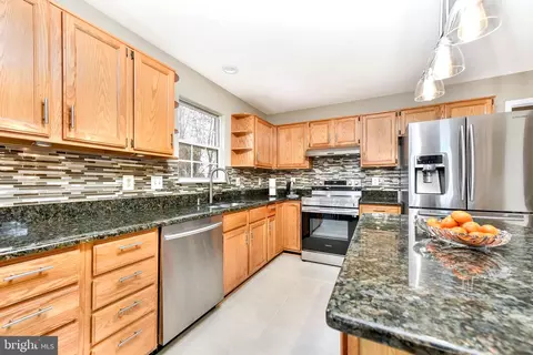 Kitchen - 46494 Cedarhurst Dr, Sterling, VA 20165 photo 1 of 2