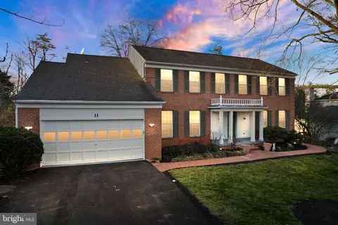 11 Moss Rd, Sterling, VA 20165
