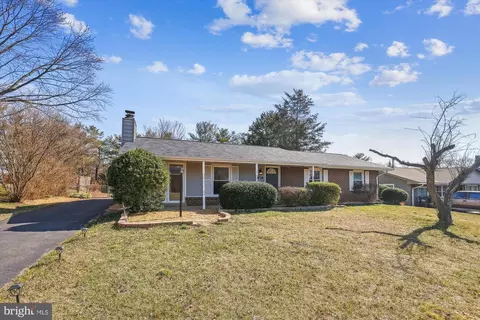 617 E Charlotte St, Sterling, VA 20164