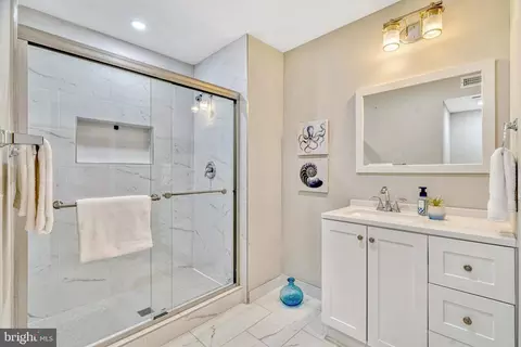 Bath - 26 Brinks Ct, Sterling, VA 20165 photo 4 of 4