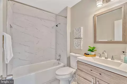 Bath - 26 Brinks Ct, Sterling, VA 20165 photo 3 of 4