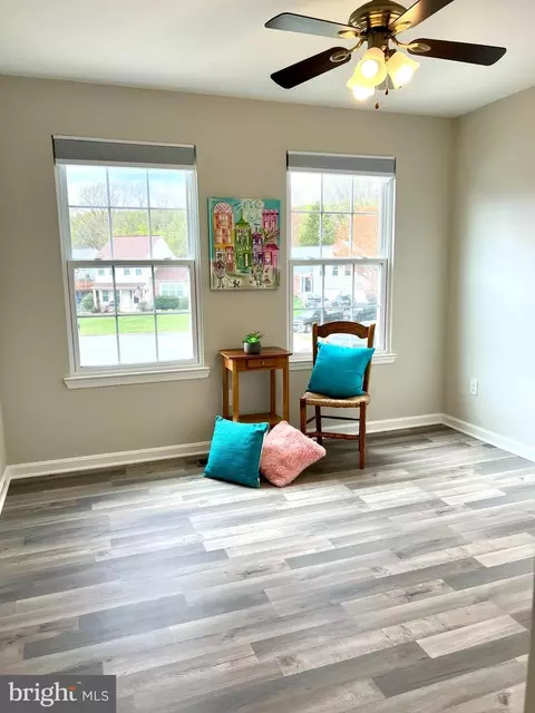Living - 26 Brinks Ct, Sterling, VA 20165 photo 6 of 11