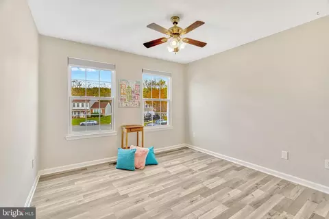 Living - 26 Brinks Ct, Sterling, VA 20165 photo 5 of 11
