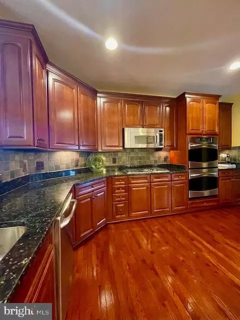 Kitchen - 22341 Pasture Rose Pl, Broadlands, VA 20148 photo 4 of 5