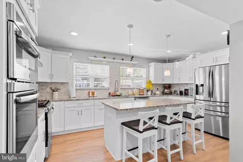 126 Mayfair Dr NE, Leesburg, VA 20176