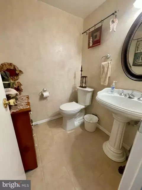 Bath - 1 Pheasant Run Ct, Sterling, VA 20164 photo 1 of 6