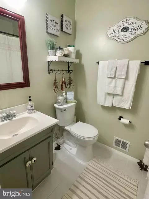 Bath - 1 Pheasant Run Ct, Sterling, VA 20164 photo 3 of 6