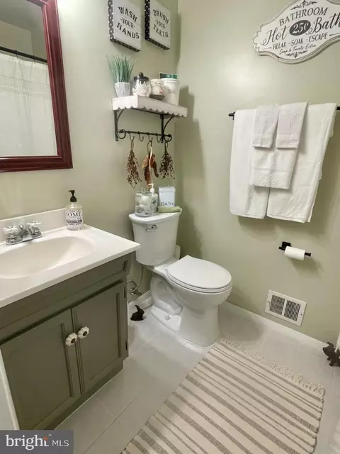 Bath - 1 Pheasant Run Ct, Sterling, VA 20164 photo 4 of 6