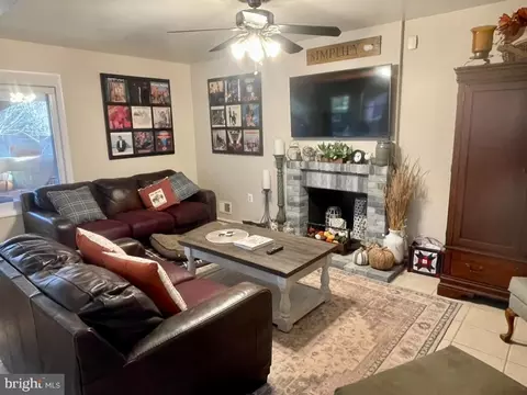 Living - 1 Pheasant Run Ct, Sterling, VA 20164 photo 9 of 15