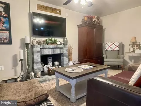 Living - 1 Pheasant Run Ct, Sterling, VA 20164 photo 11 of 15