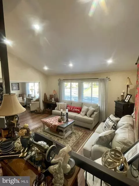 Living - 1 Pheasant Run Ct, Sterling, VA 20164 photo 2 of 15
