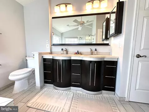 Bath - 43403 Malin Ct, Ashburn, VA 20147 photo 3 of 5