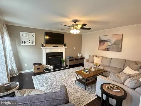 Living - 43403 Malin Ct, Ashburn, VA 20147 photo 3 of 5