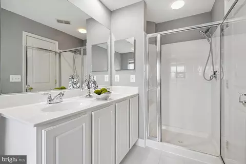 Bath - 42712 Twinleaf Dr, Brambleton, VA 20148 photo 4 of 5