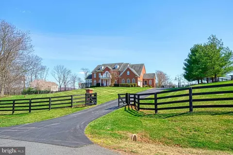 35327 Greyfriar Dr, Round Hill, VA 20141