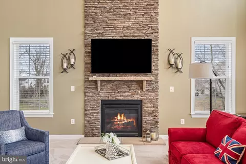 Living - 17 Ramsdell Ct, Round Hill, VA 20141 photo 4 of 6