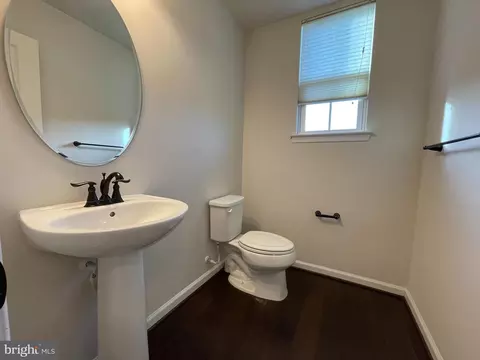 Bath - 22314 Foundation Dr, Ashburn, VA 20148 photo 2 of 4