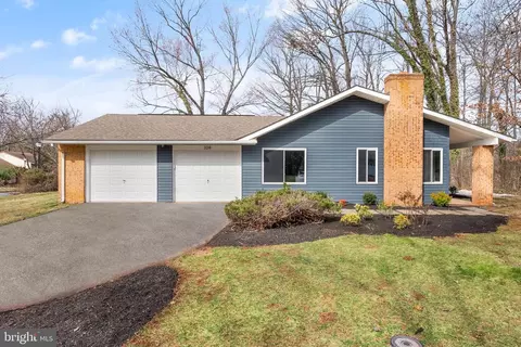 Exterior - 104 E Meadowland Ln, Sterling, VA 20164 photo 4 of 15