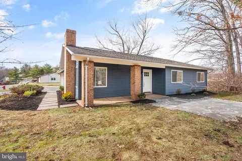 Exterior - 104 E Meadowland Ln, Sterling, VA 20164 photo 10 of 15