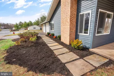 Exterior - 104 E Meadowland Ln, Sterling, VA 20164 photo 9 of 15