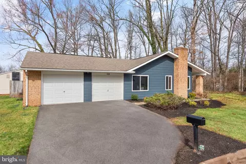 104 E Meadowland Ln, Sterling, VA 20164
