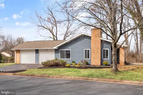 Exterior - 104 E Meadowland Ln, Sterling, VA 20164 photo 3 of 15