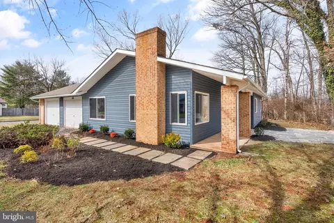 Exterior - 104 E Meadowland Ln, Sterling, VA 20164 photo 6 of 15