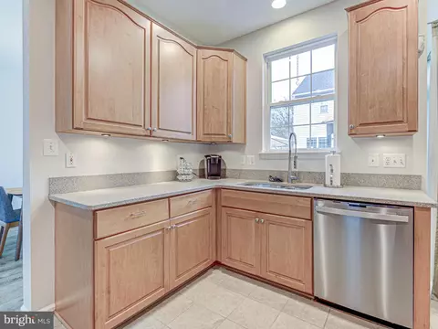 Kitchen - 43265 Walter Ter, Ashburn, VA 20147 photo 4 of 5