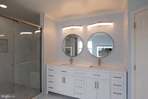 Bath - 43832 Robindale Ct, Ashburn, VA 20147 photo 2 of 9