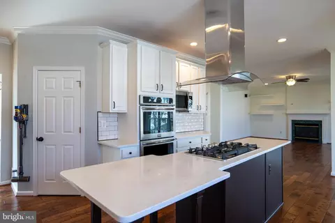 Kitchen - 43832 Robindale Ct, Ashburn, VA 20147 photo 3 of 7