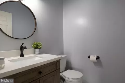 Bath - 43832 Robindale Ct, Ashburn, VA 20147 photo 3 of 9
