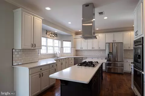 Kitchen - 43832 Robindale Ct, Ashburn, VA 20147 photo 4 of 7