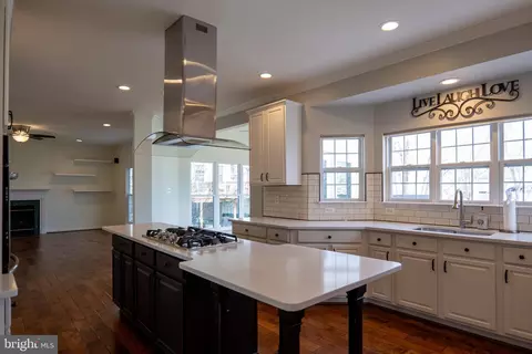 Kitchen - 43832 Robindale Ct, Ashburn, VA 20147 photo 2 of 7