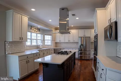 Kitchen - 43832 Robindale Ct, Ashburn, VA 20147 photo 7 of 7