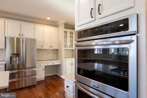 Kitchen - 43832 Robindale Ct, Ashburn, VA 20147 photo 6 of 7