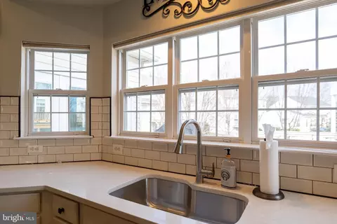 Kitchen - 43832 Robindale Ct, Ashburn, VA 20147 photo 5 of 7
