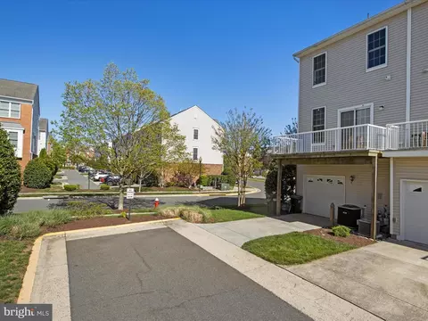 Exterior - 42760 Nations St, Chantilly, VA 20152 photo 6 of 7