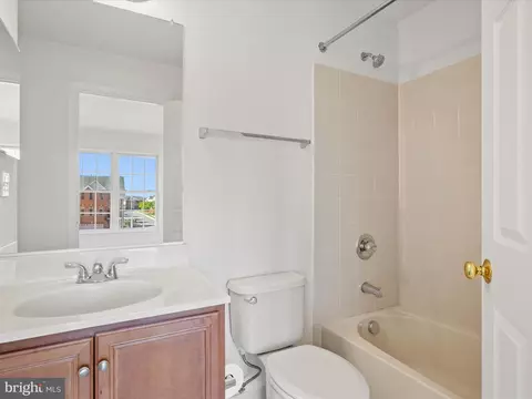 Bath - 42760 Nations St, Chantilly, VA 20152 photo 3 of 4
