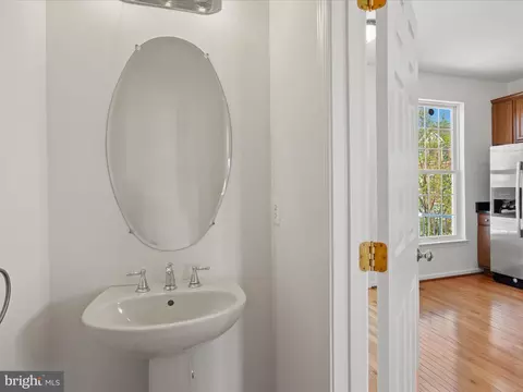 Bath - 42760 Nations St, Chantilly, VA 20152 photo 2 of 4