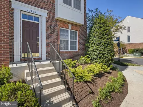 Exterior - 42760 Nations St, Chantilly, VA 20152 photo 4 of 7