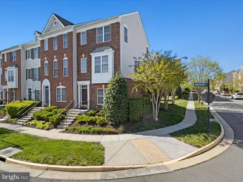 Exterior - 42760 Nations St, Chantilly, VA 20152 photo 3 of 7