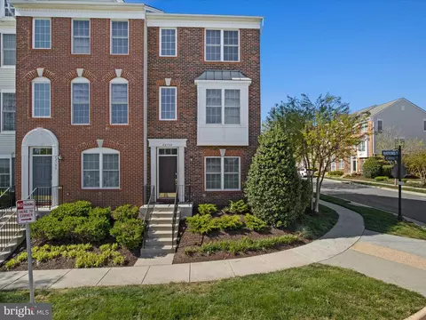 Exterior - 42760 Nations St, Chantilly, VA 20152 photo 2 of 7
